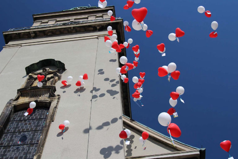 Grandes sueltas de globos con helio